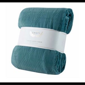 Amari Luxury Velvet Throw Blanket turquoise